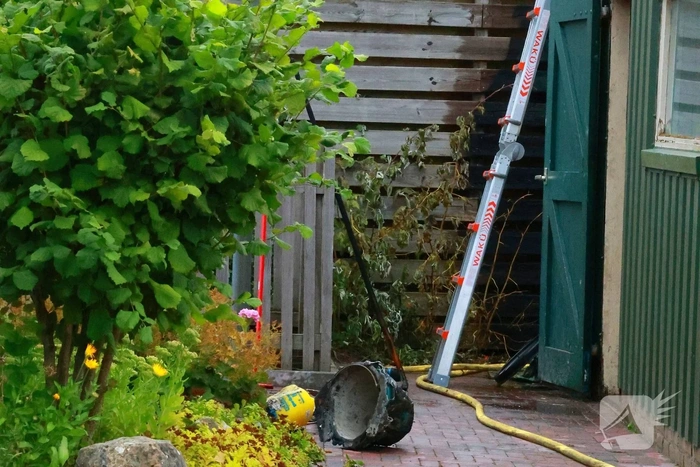 Brandweer blust brand bij opslag