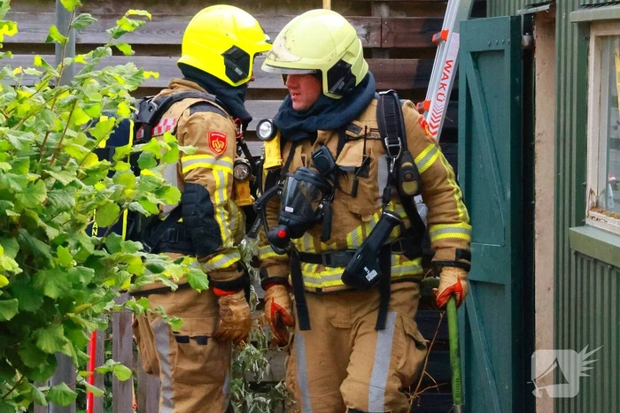 Brandweer blust brand bij opslag
