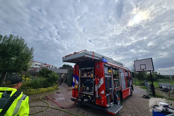 Brandweer blust brand bij opslag