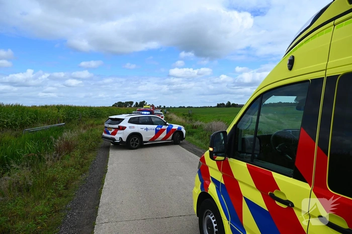 Auto belandt in het water met zes inzittenden