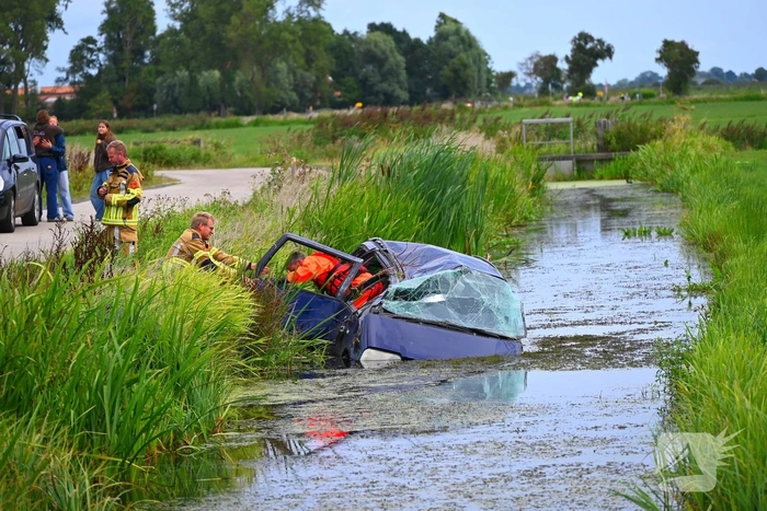 Auto belandt in het water met zes inzittenden