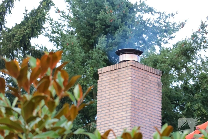Brand in schoorsteen van woning