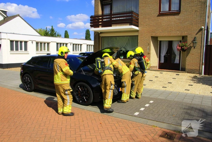 Brand in elektrische auto door kortsluiting