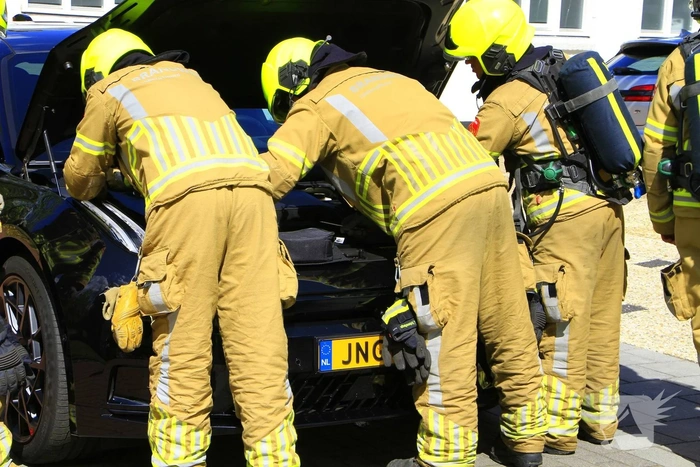 Brand in elektrische auto door kortsluiting