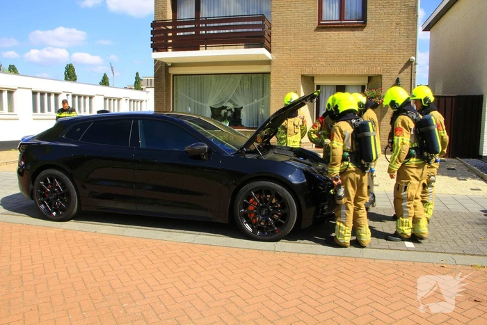 Brand in elektrische auto door kortsluiting