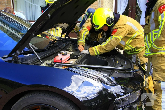 Brand in elektrische auto door kortsluiting