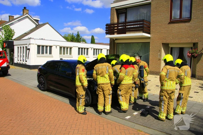Brand in elektrische auto door kortsluiting