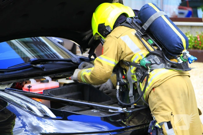 Brand in elektrische auto door kortsluiting