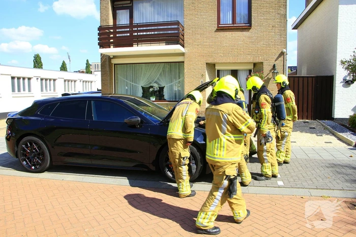 Brand in elektrische auto door kortsluiting