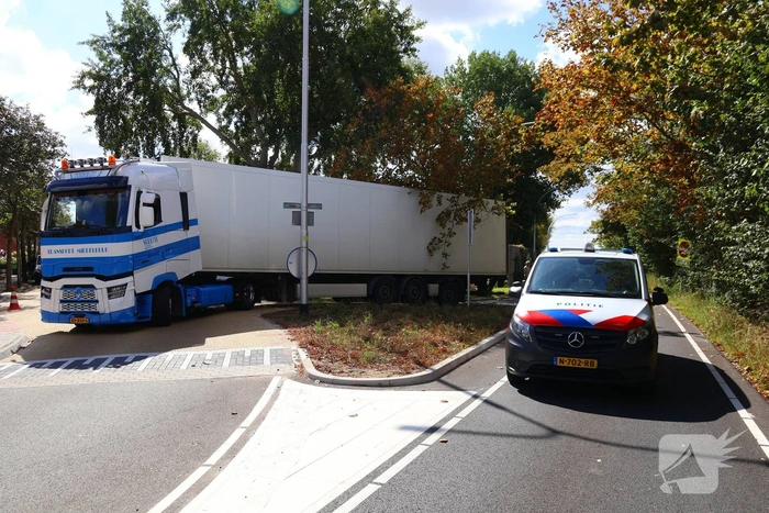 Boom breekt af na botsing en belandt bovenop vrachtwagen