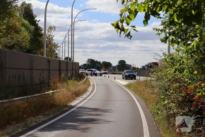 Boom breekt af na botsing en belandt bovenop vrachtwagen