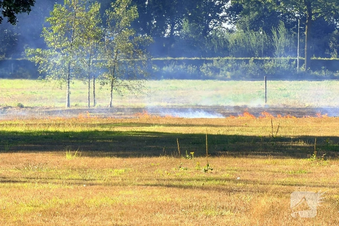Buitenbrand op weiland geblust