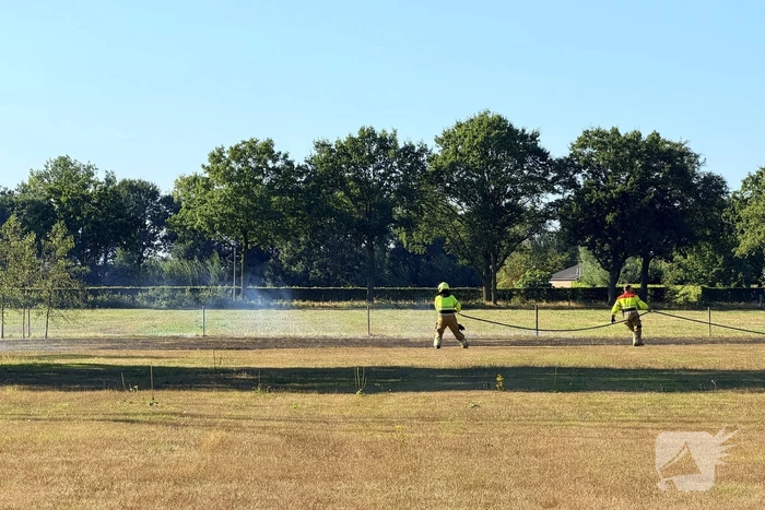 Buitenbrand op weiland geblust