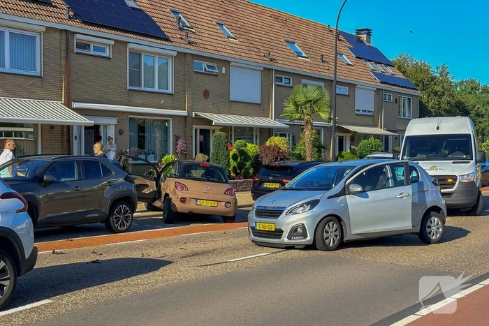 Meerdere voertuigen flink beschadigd na botsing