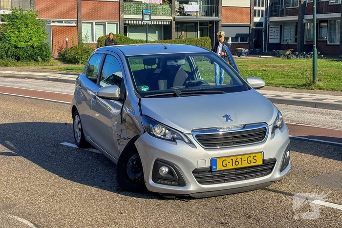 Meerdere voertuigen flink beschadigd na botsing