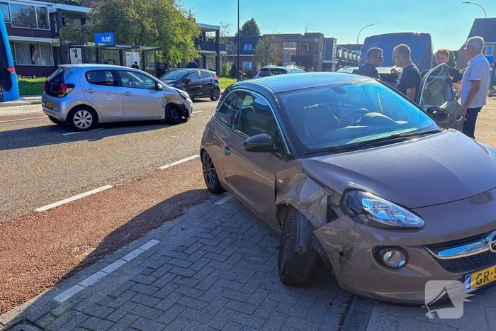 Meerdere voertuigen flink beschadigd na botsing