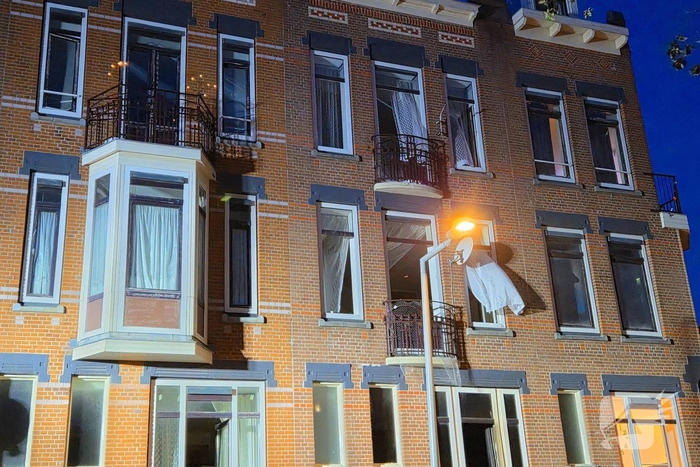 Brandweer ventileert woning na brand