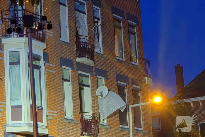 Brandweer ventileert woning na brand