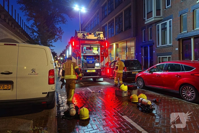 Brandweer ventileert woning na brand