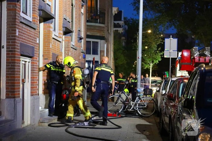 Brandweer ventileert woning na brand