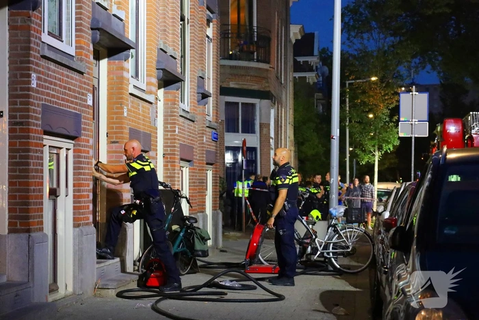 Brandweer ventileert woning na brand