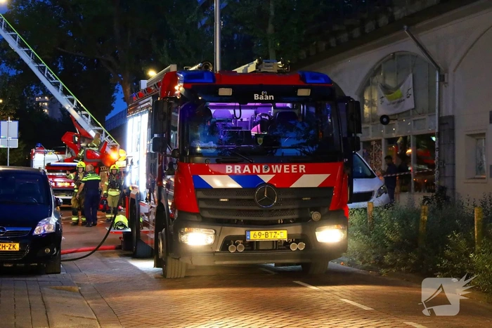 Brandweer ventileert woning na brand
