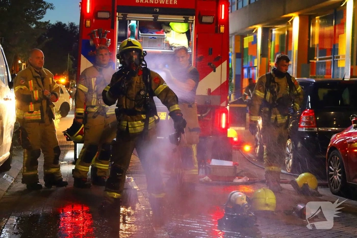 Brandweer ventileert woning na brand