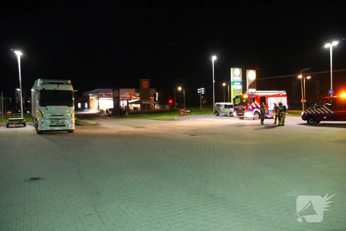 Vrachtwagen veroorzaakt milieu-incident door omverrijden leidingen