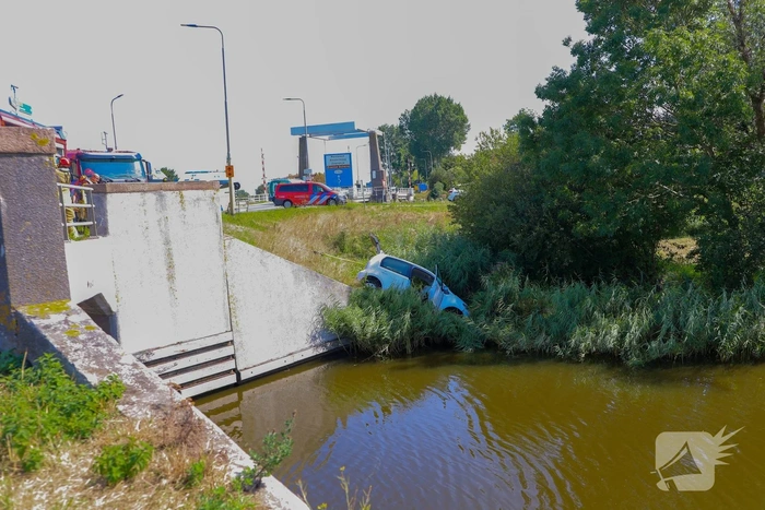Auto verongelukt na botsing met vrachtwagen