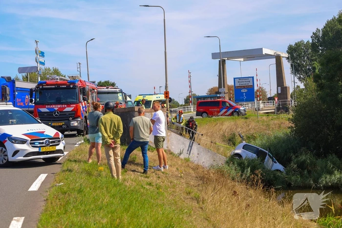Auto verongelukt na botsing met vrachtwagen