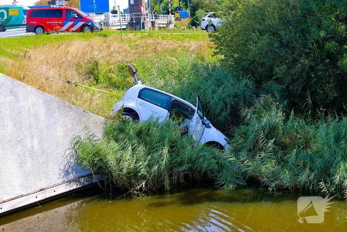 Auto verongelukt na botsing met vrachtwagen