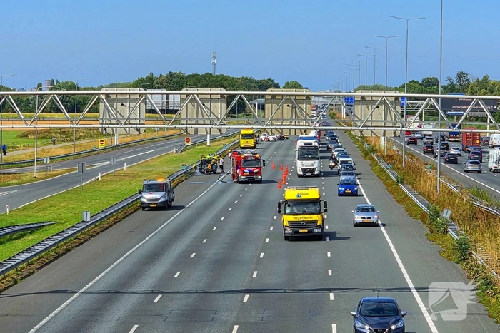 Aanhanger vliegt in brand op snelweg