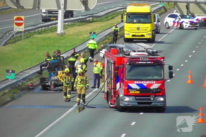 Aanhanger vliegt in brand op snelweg