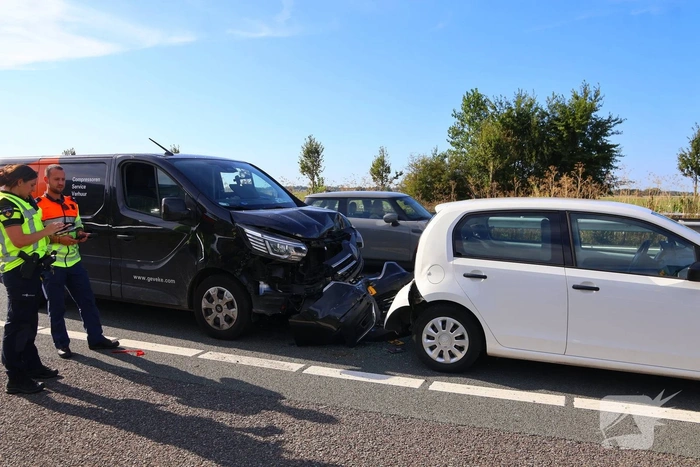 Drie voertuigen betrokken bij kop-staartbotsing op snelweg