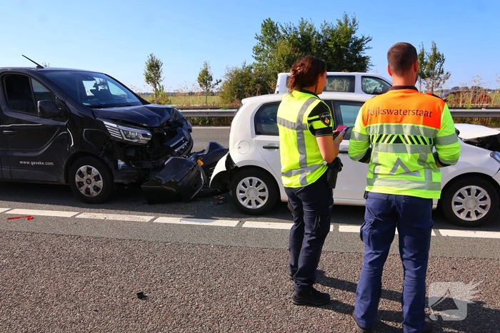 Drie voertuigen betrokken bij kop-staartbotsing op snelweg