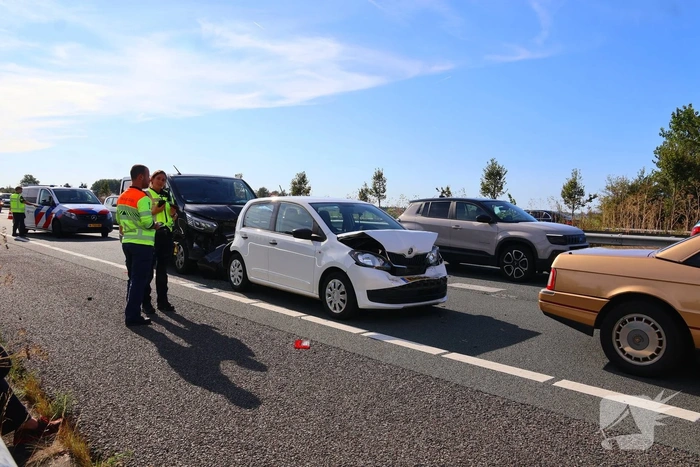 Drie voertuigen betrokken bij kop-staartbotsing op snelweg