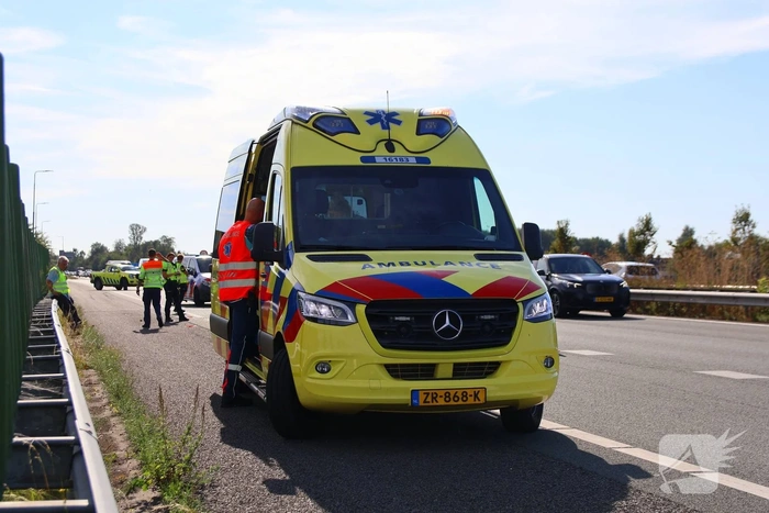Drie voertuigen betrokken bij kop-staartbotsing op snelweg