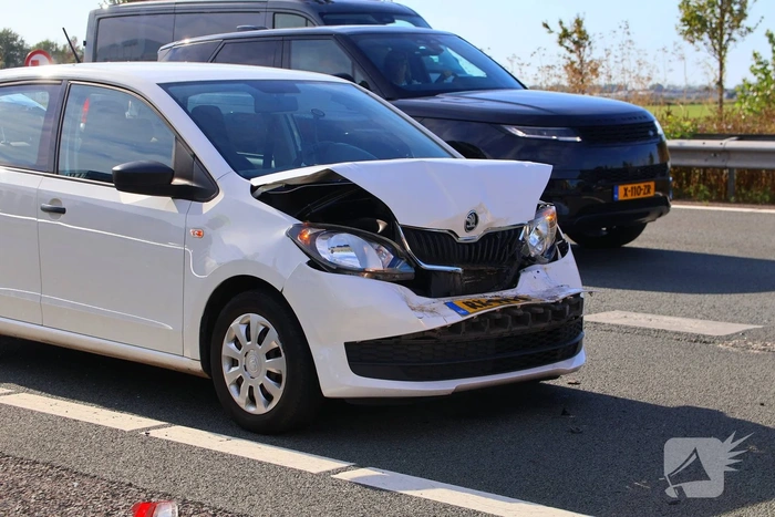 Drie voertuigen betrokken bij kop-staartbotsing op snelweg