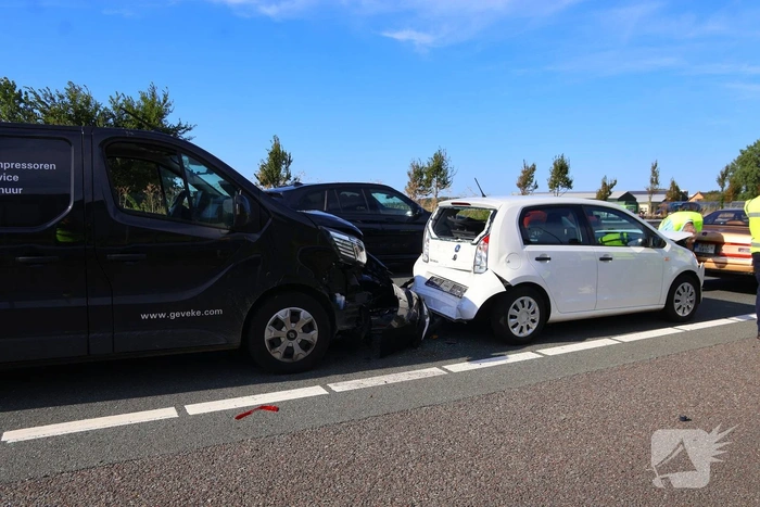 Drie voertuigen betrokken bij kop-staartbotsing op snelweg