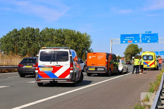 Drie voertuigen betrokken bij kop-staartbotsing op snelweg