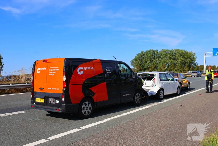 Drie voertuigen betrokken bij kop-staartbotsing op snelweg