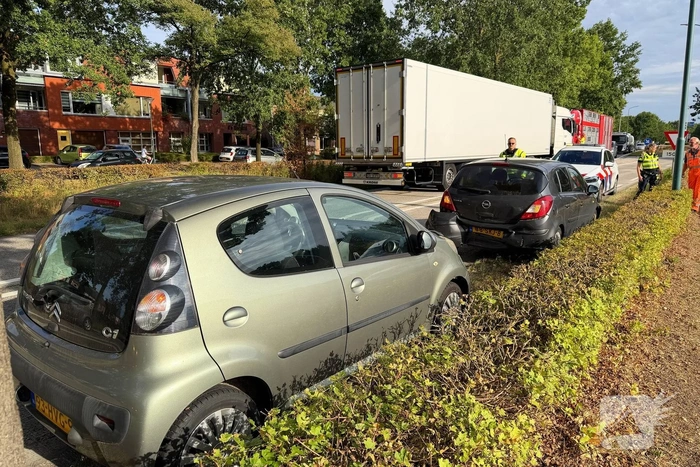 Ongeval met drie voertuigen leidt tot lichte verwondingen