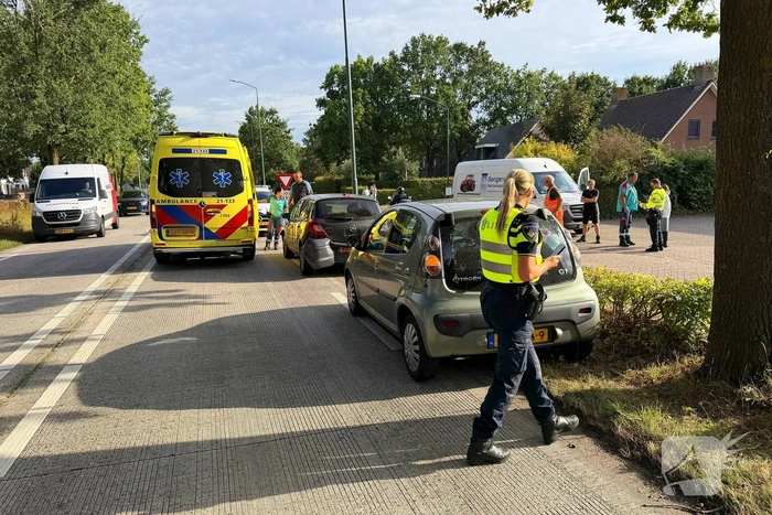 Ongeval met drie voertuigen leidt tot lichte verwondingen