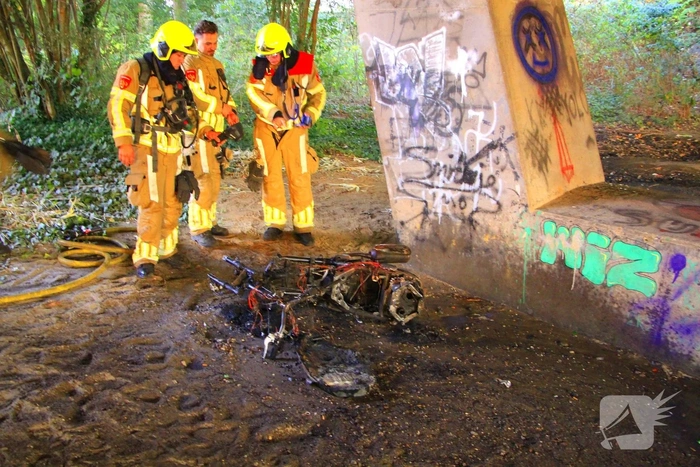 Scooter volledig verwoest door brand