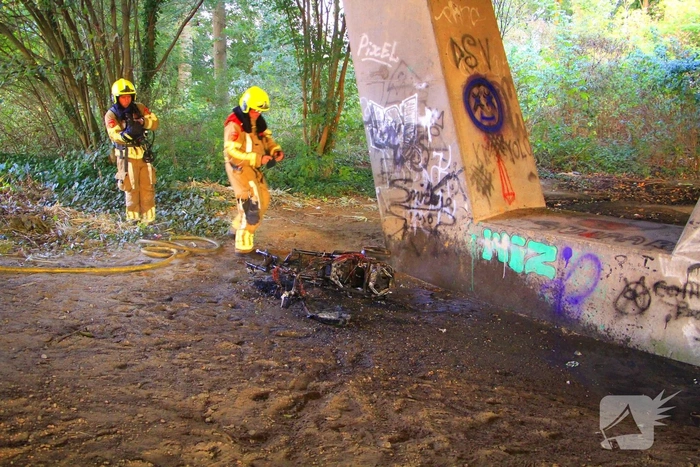 Scooter volledig verwoest door brand