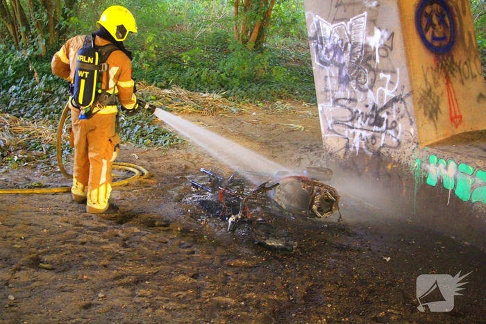 Scooter volledig verwoest door brand