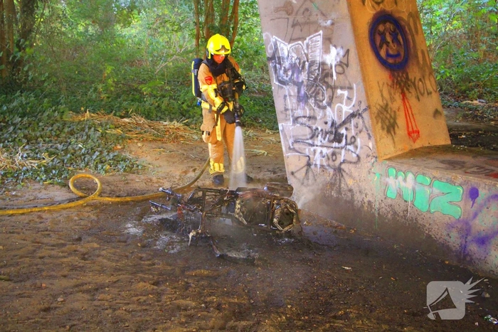 Scooter volledig verwoest door brand