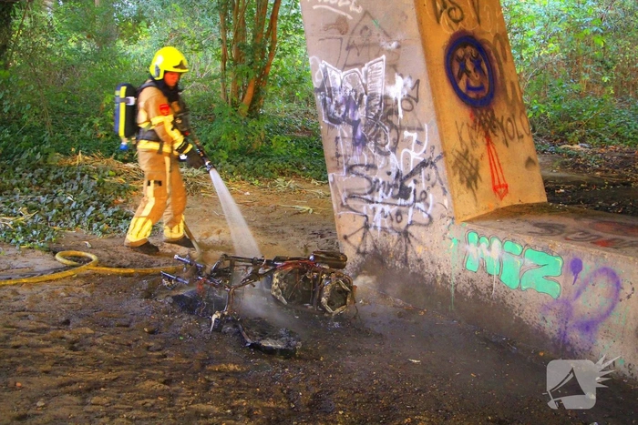 Scooter volledig verwoest door brand