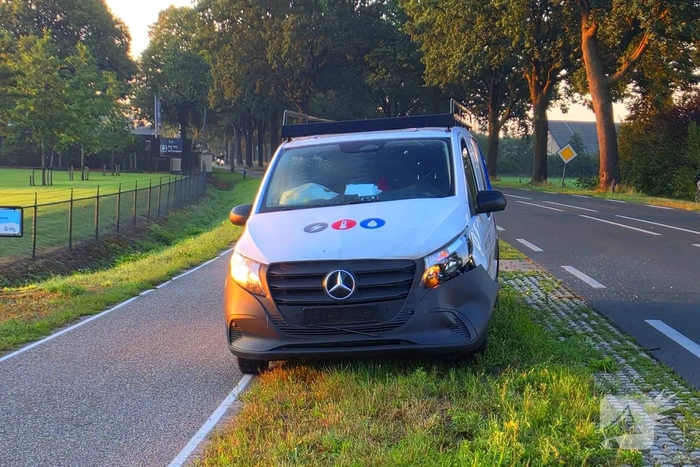 Aanrijding tussen bestelbus en personenwagen