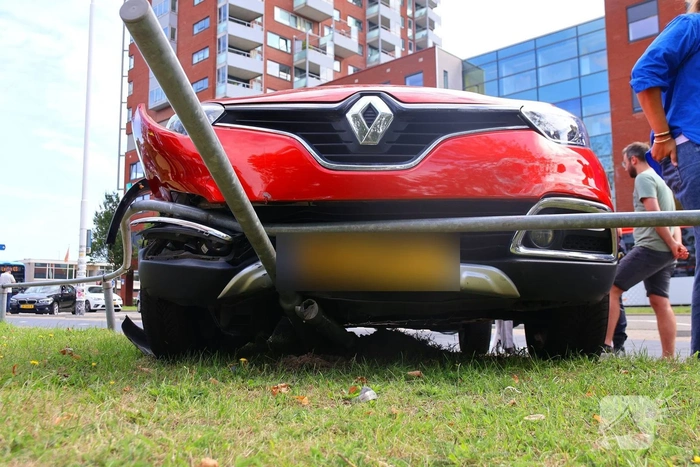 Automobilist vergist rempedaal met gaspedaal; fietser geraakt door auto